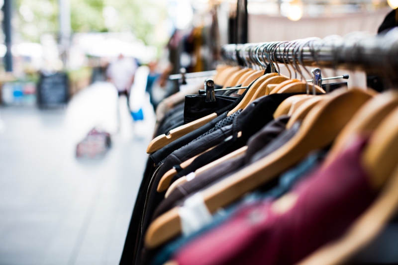magasin-MONTAUROUX-min_blur_close_up_focus_hanger_jacket_market_people_rack-1176303