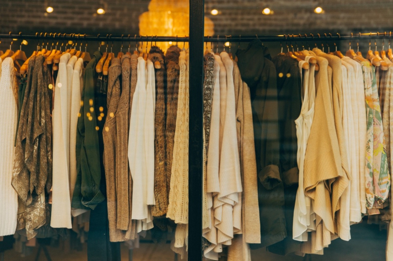 magasin-MONTAUROUX-min_clothe_fashion_store_shop_window_store_front-21277