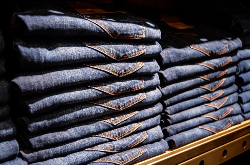 magasin-MONTAUROUX-min_jeans_pants_blue_shop_shopping_shelf_exhibition_buy-940702